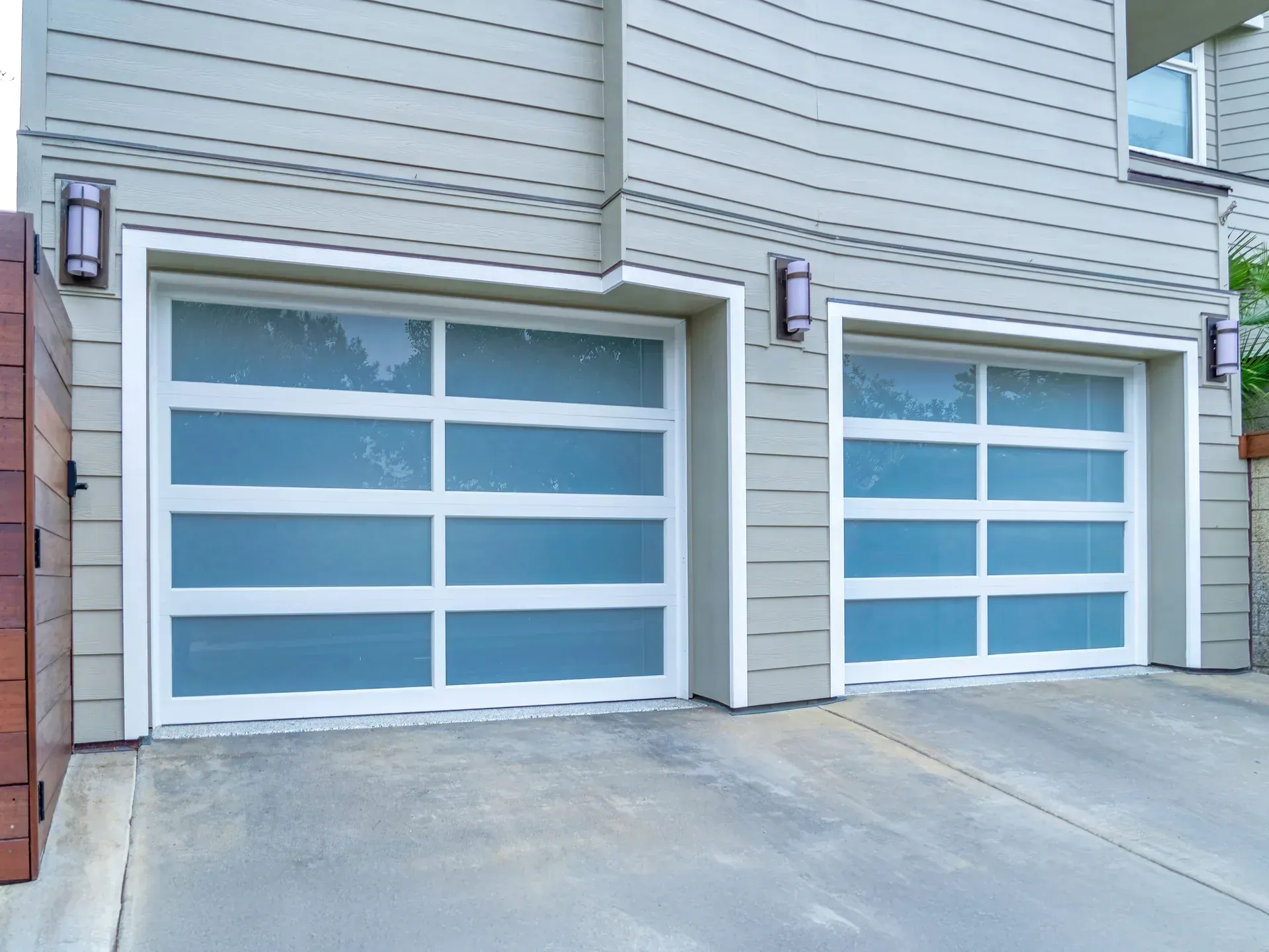 Raised panel garage door service in Apison TN